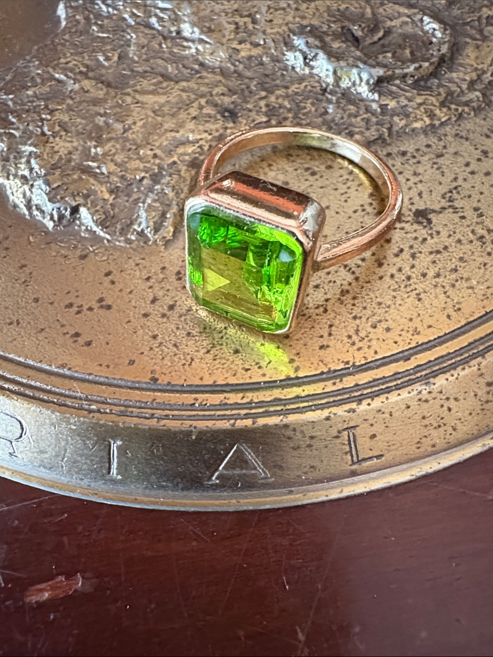COCKTAIL RING 💍 Green Square-Cut Gemstone Ring in Gold Tone • Size 9